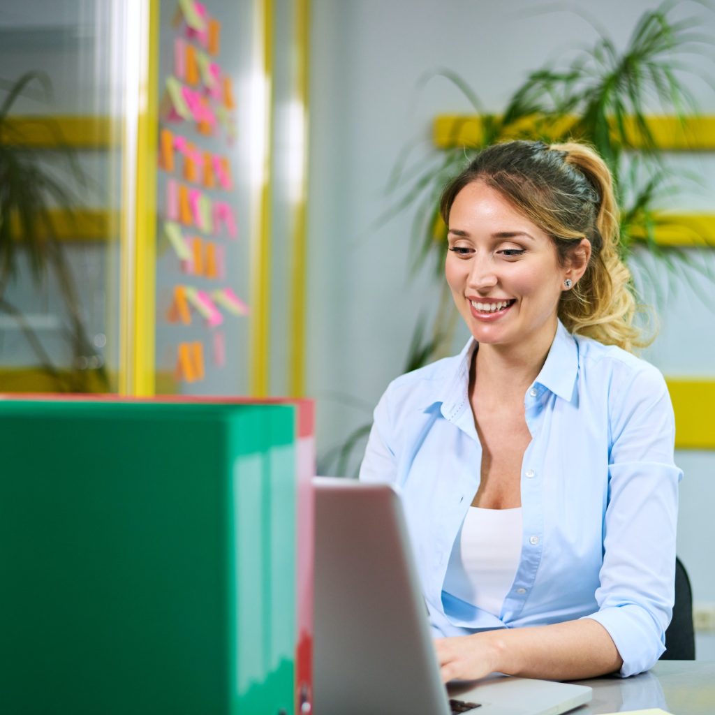 Young business woman working on the laptop